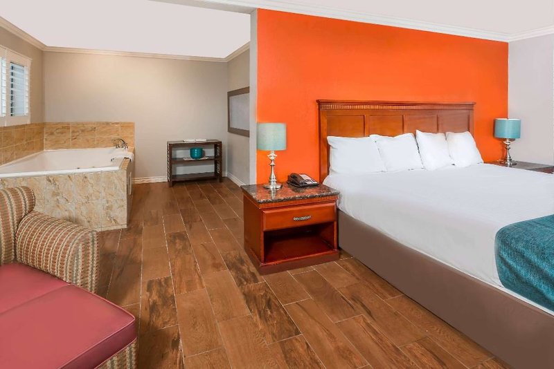 Ferien im Howard Johnson Inn & Suites - Orange 2024/2025 - hier günstig online buchen